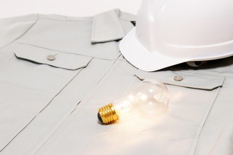 電球と作業着とヘルメット